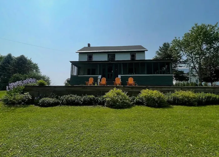 Lakefront Farmhouse For Family Gatherings