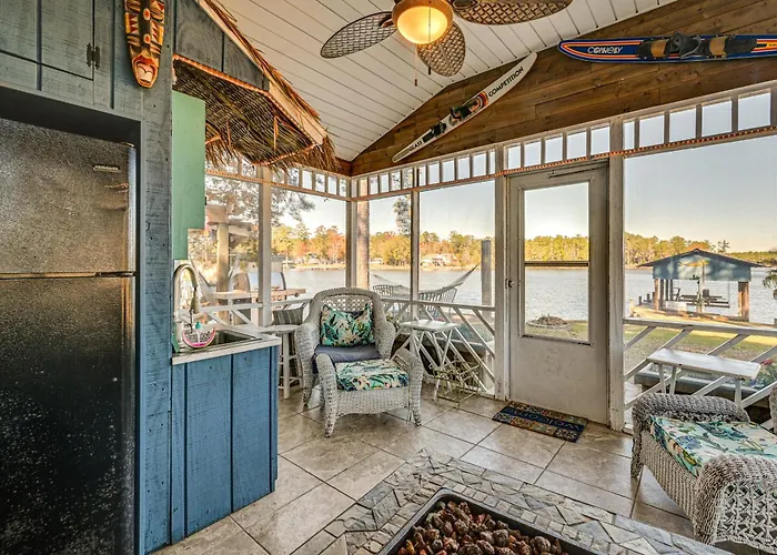 Boat Dock & Fire Pit: Waterfront Bath Getaway!