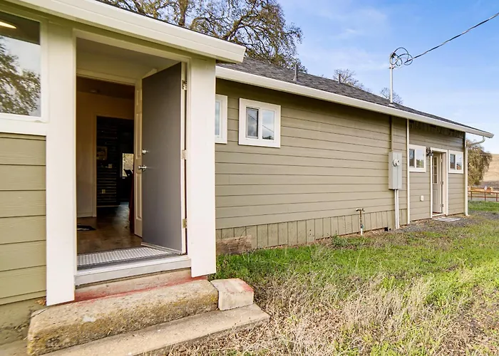 2 Mi To Clear Lake: Pet-Friendly Lakeport Retreat!