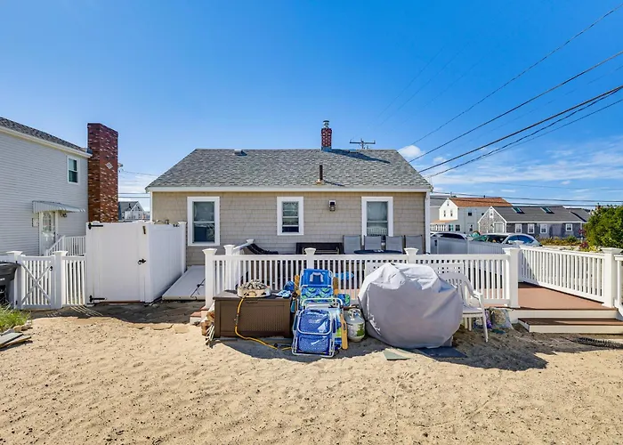 1 Block To Humarock Beach: Dog-Friendly Cottage