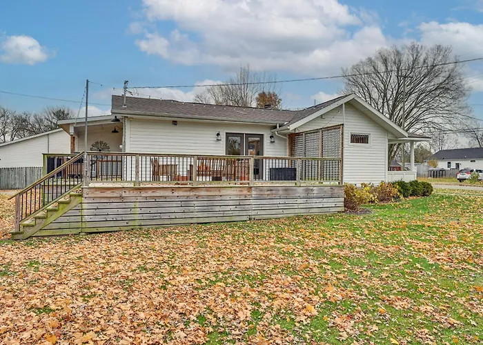 Steps To Elm St: Gorgeous Double-Lot Getaway
