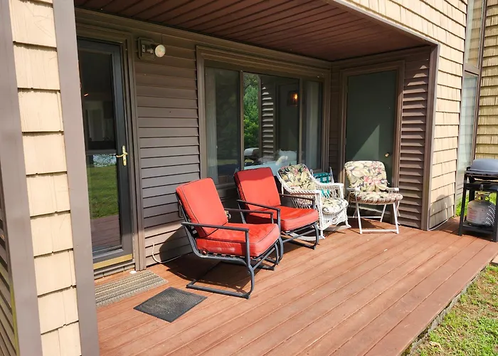 Lakefront Townhome Chestertown "Lakeside Escape"