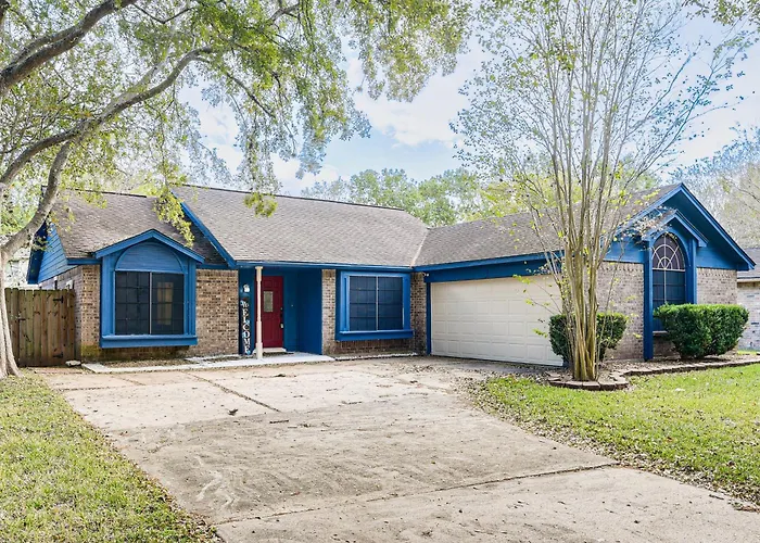 Extended Stay In Sugar Land! Family Home W/ Yard