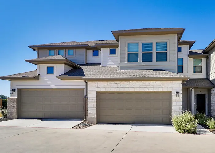 < 2 Mi Kalahari & Dell Diamond! Modern Townhome