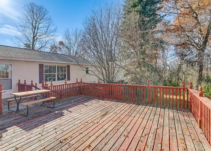 8 Mi To Dtwn Rochester: Peaceful Home W/ Deck!