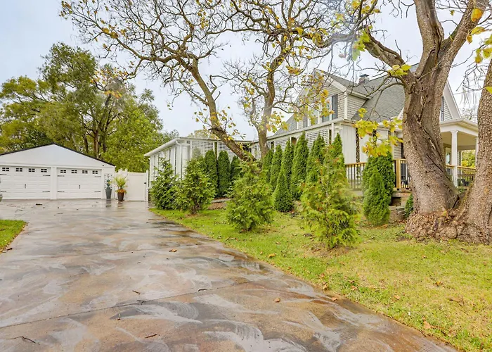 2 Mi To Dtwn: Charming Sandusky Getaway W/ Hot Tub