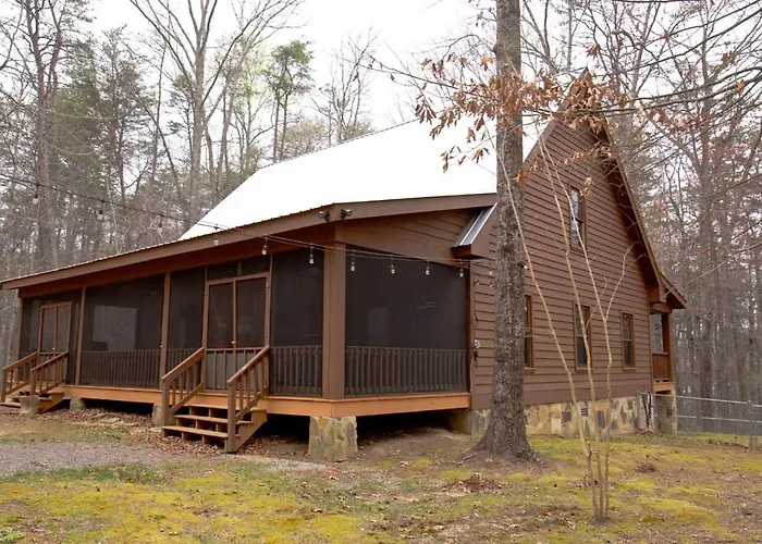 Secluded Cabin - Games, Fire Pit, Hot Tub, Pet Ok
