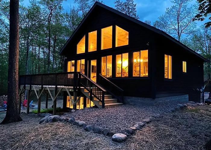 Pet-Friendly Lakeside Cabin Ideal For A Family Getaway In Wisconsin