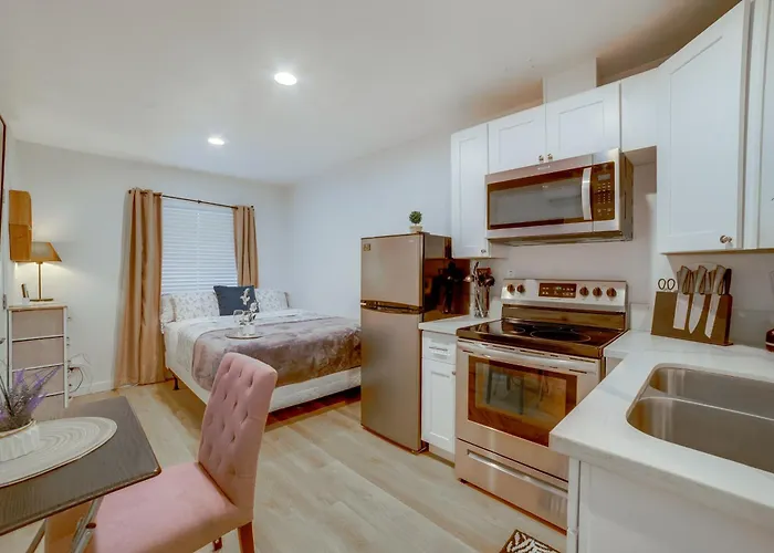 Nurse-Ready Rental 10 Mi To Dtwn Riverside!