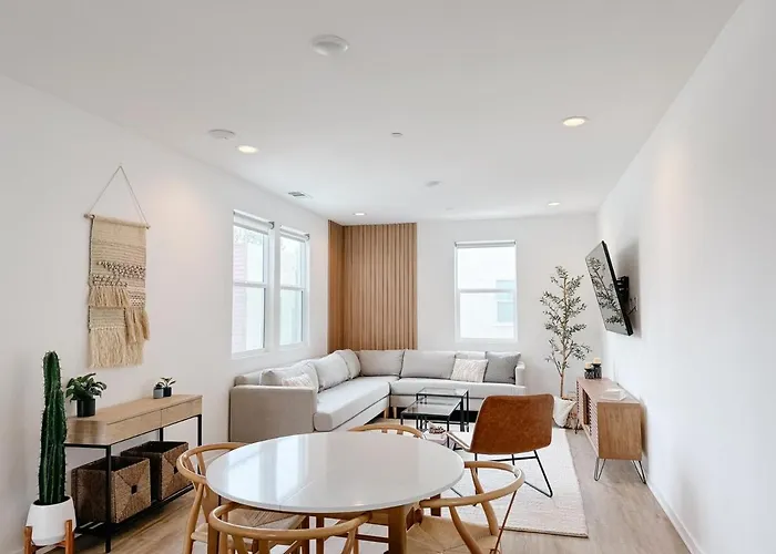 Central, Urban Townhouse With Private Roof Deck