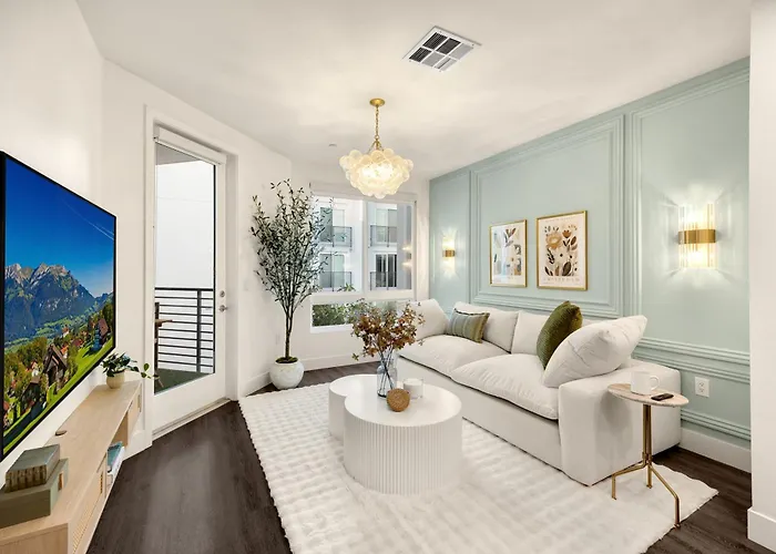 Luxury 1Br Newport Beach Condo With Pool And Gym