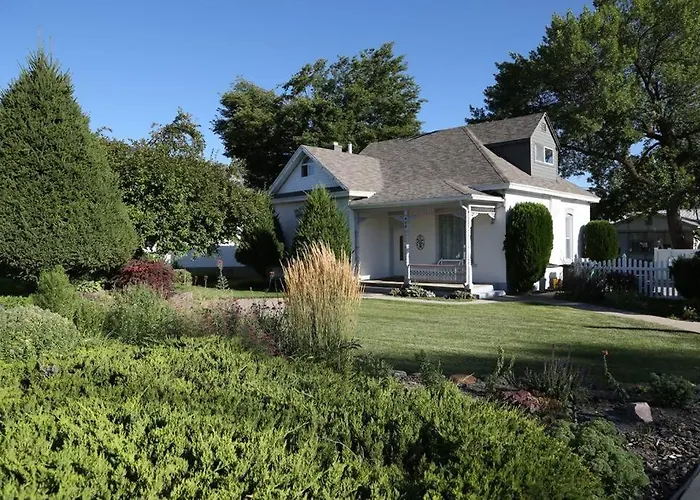 Updated Cottage 3 Bedroom Home With Game Room
