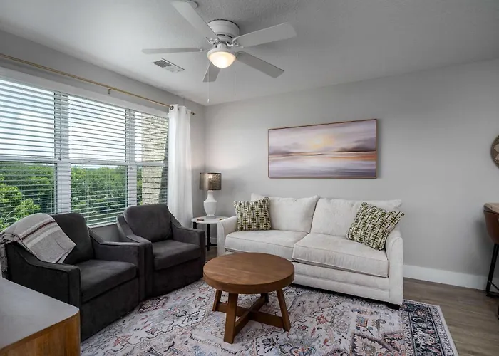 Fourth & River - Top-Floor Condo With River Views - 3 King Suites