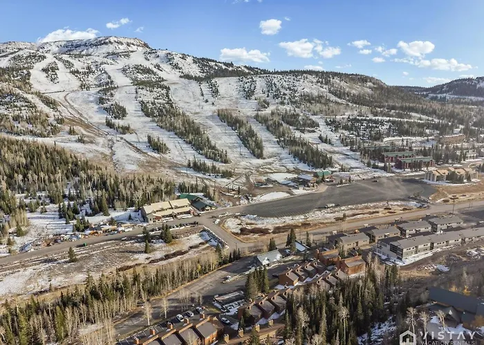 Ski Hill Views And Cozy Fireplace In Brianhead