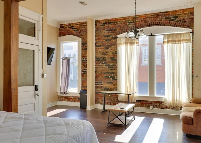 Pet-Friendly Studio In Historic Dtwn Marshall!