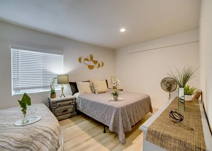 4 Mi To Ruhs! Pet-Friendly Apt W/ Grill