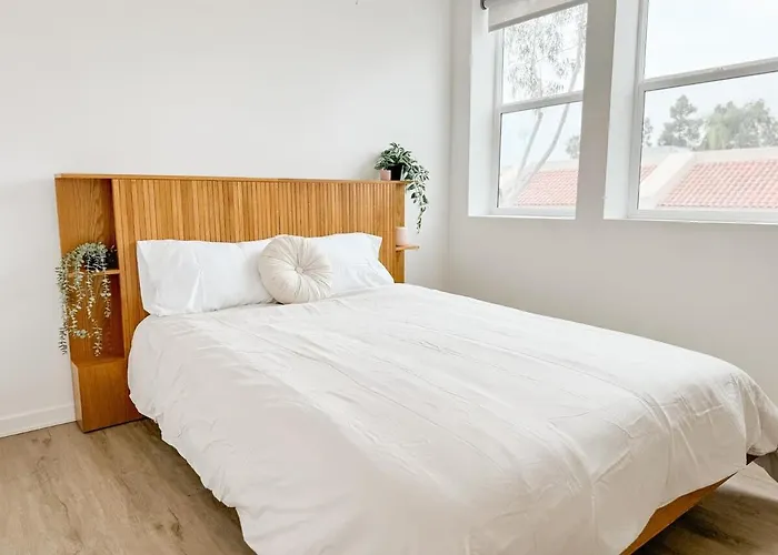 Central, Urban Townhouse With Private Roof Deck