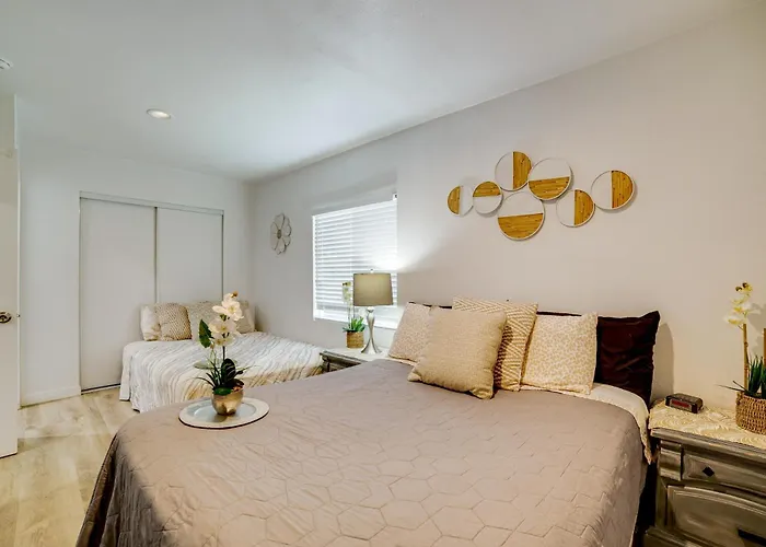 4 Mi To Ruhs! Pet-Friendly Apt W/ Grill