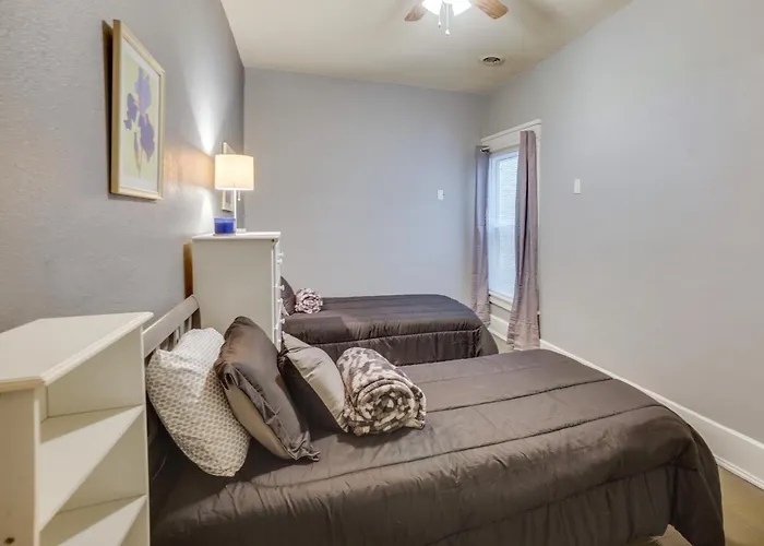 1 Mi To Lake Michigan! Urban Racine Apartment
