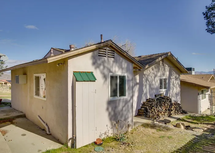 Lake & Mountain Views: Cozy California Stay