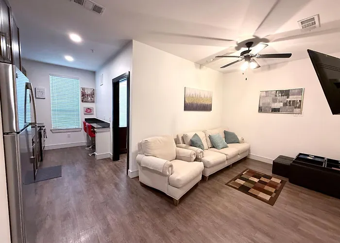 Contemporary Comfort Near The Woodlands