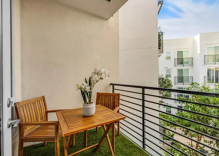 Luxury 1Br Newport Beach Condo With Pool And Gym