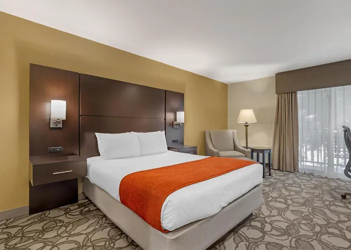 Best Western Plus Plaza By The Green