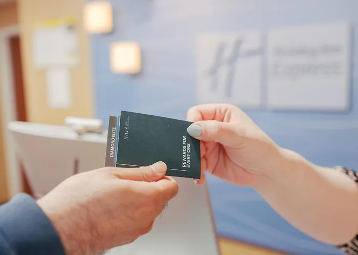 Holiday Inn Express Hotel & Suites Manchester - Airport By Ihg