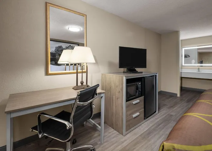 Super 8 By Wyndham Macon West