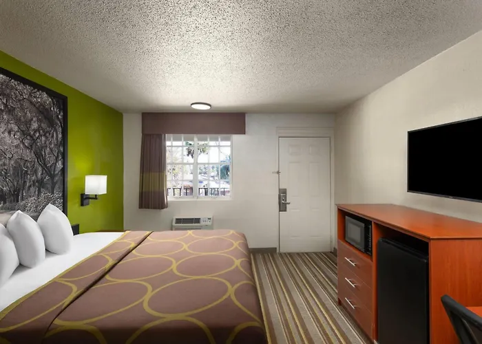 Super 8 By Wyndham Lake City