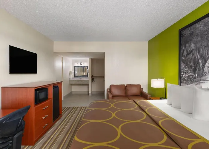 Super 8 By Wyndham Lake City