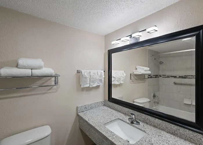Super 8 By Wyndham Lake City