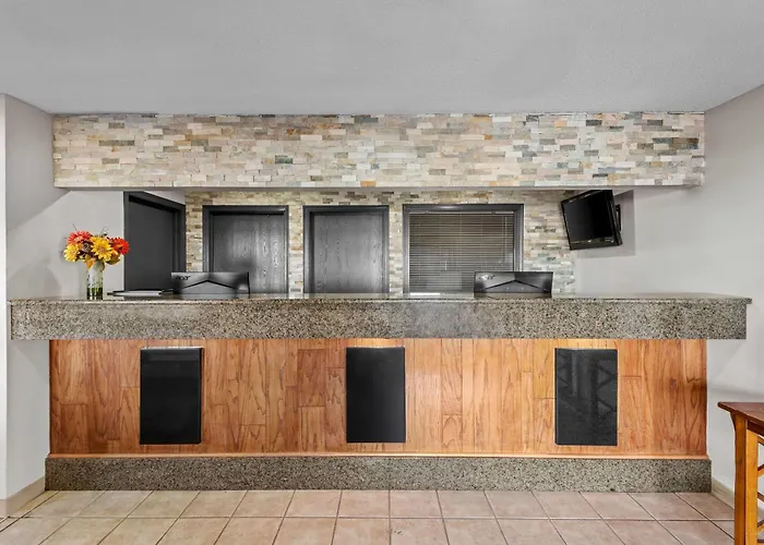 Days Inn & Suites By Wyndham Des Moines Airport