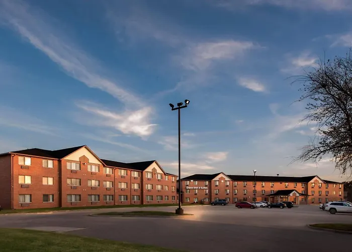 Days Inn & Suites By Wyndham Des Moines Airport