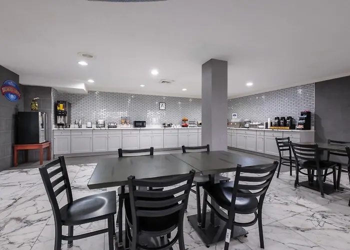 Baymont By Wyndham Louisville Airport South