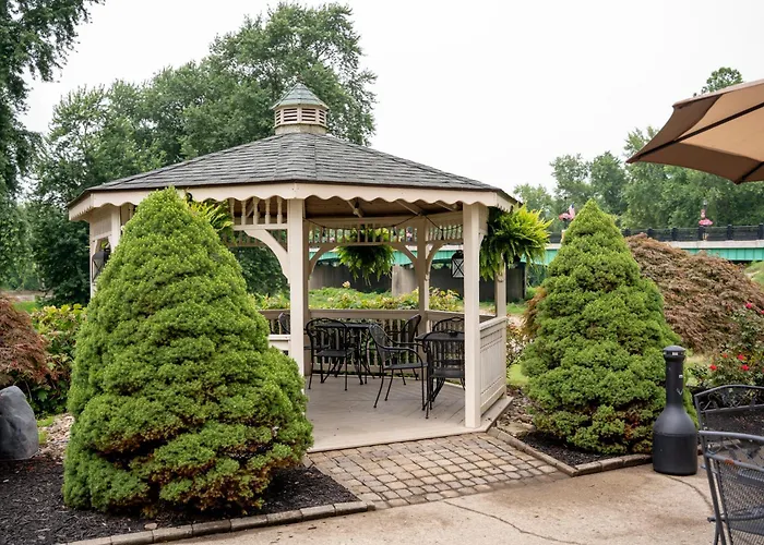 Coshocton Village Inn & Suites
