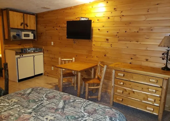 Pine Knoll Hotel Lakeside Lodge & Cabin