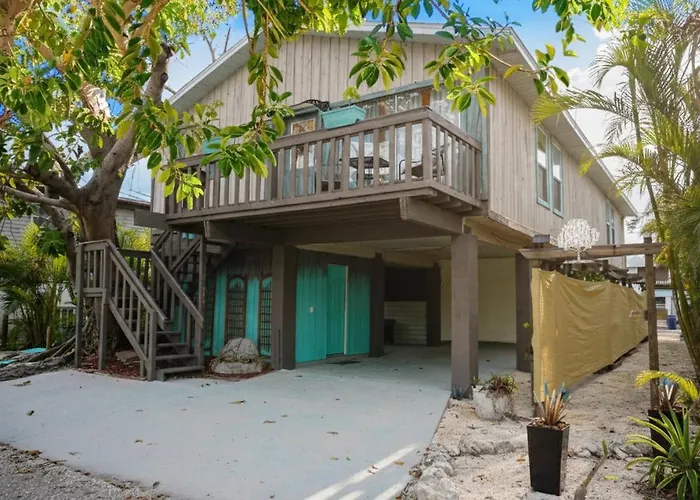 Anna Maria Island Tree House Pet Friendly!