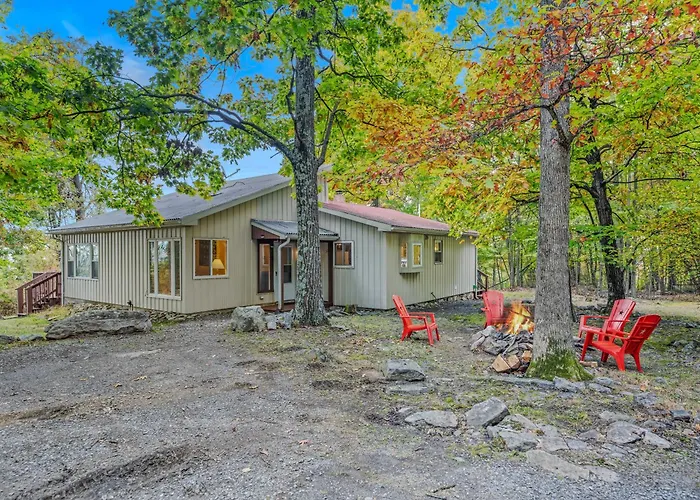 Above Sleepy Hollow - Rooftop Deck, Amazing Views, Hot Tub, Pet Friendly, Screen Porch, Wifi, Ev Station, Games, Trails, Wood Stove, Charcoal Grill, Lake Access, King Bed