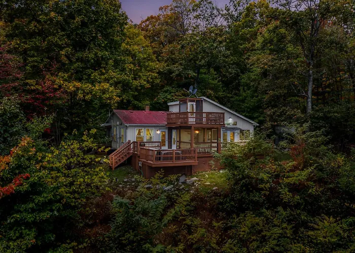 Above Sleepy Hollow - Rooftop Deck - View -Hot Tub- Pets -Wifi- Ev Charger-Trails - Lake - King Bed