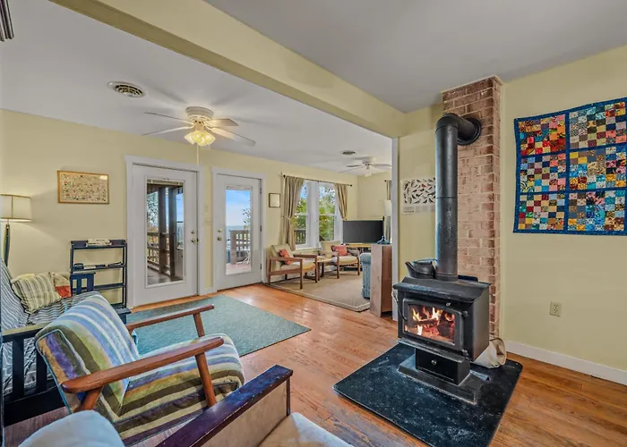 Above Sleepy Hollow - Rooftop Deck, Amazing Views, Hot Tub, Pet Friendly, Screen Porch, Wifi, Ev Station, Games, Trails, Wood Stove, Charcoal Grill, Lake Access, King Bed