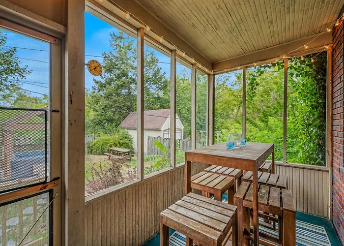 Aunt Beas Bungalow - Pets - Hot Tub - Screen Porch - Wifi - Fenced Yard - King Bed - Town
