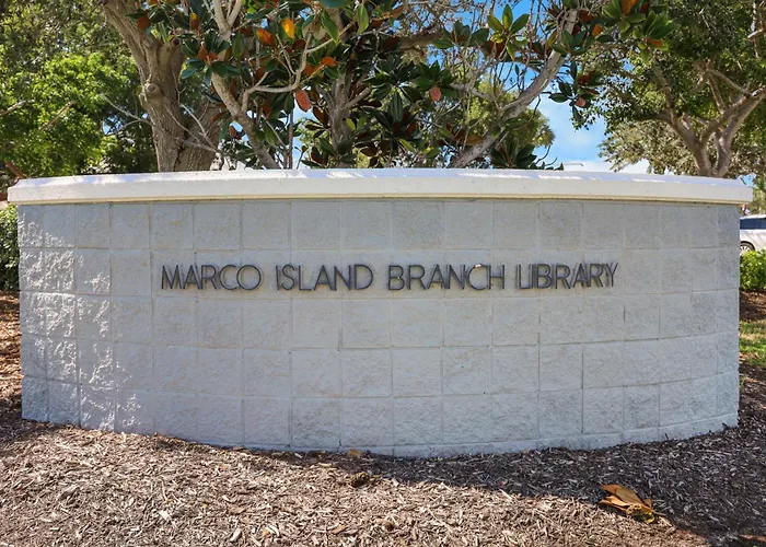 Sun-Bright Beachfront Condo With Pool/Tennis Courts