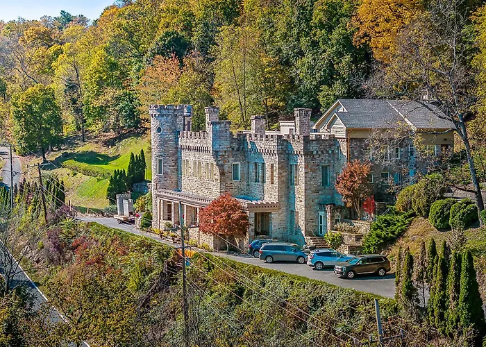 The Manor - Historic Mansion, Wifi, Covered Porch, Screen Porch, King Bed, Walk To Spas, Shops & Restaurants