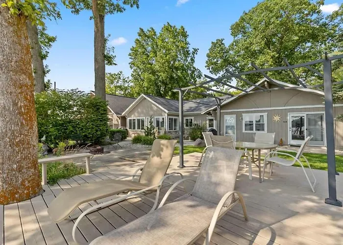 Waterfront Suite With Dock, Firepit, Bbq