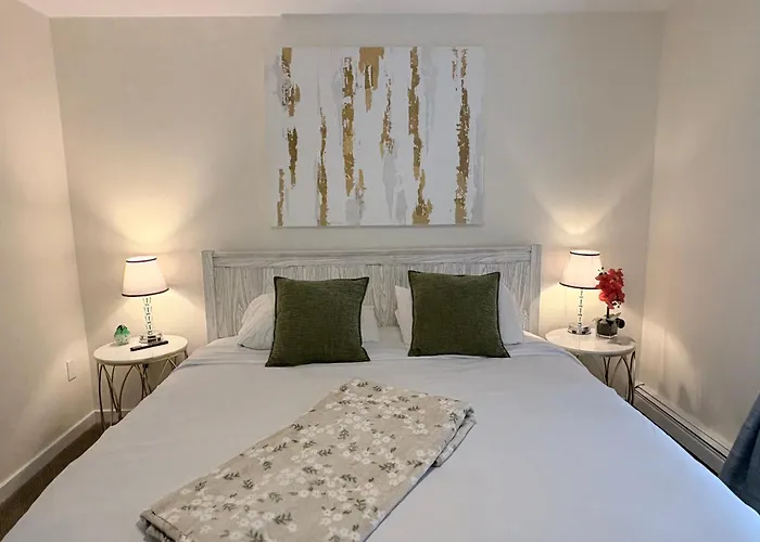Riverside Retreat-Riverfront House