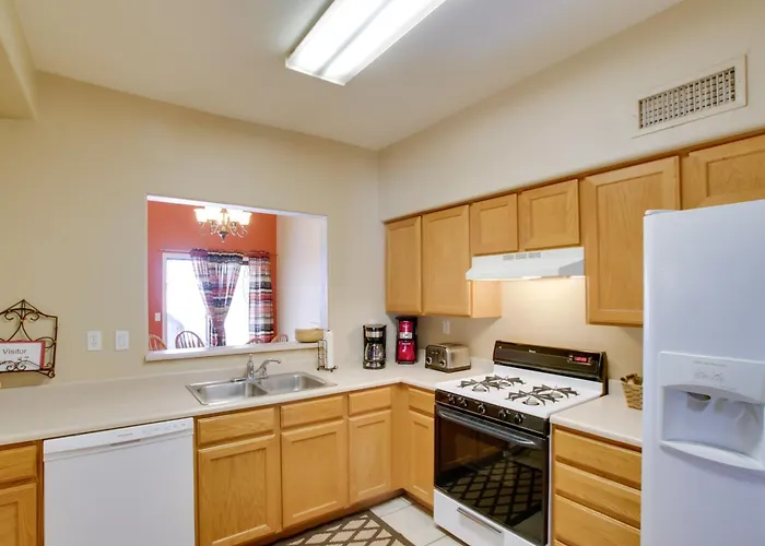7 Mi To Mill Ave: Bbq-Ready Mesa Townhouse