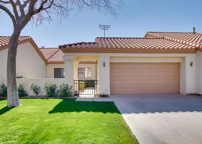 7 Mi To Mill Ave: Bbq-Ready Mesa Townhouse