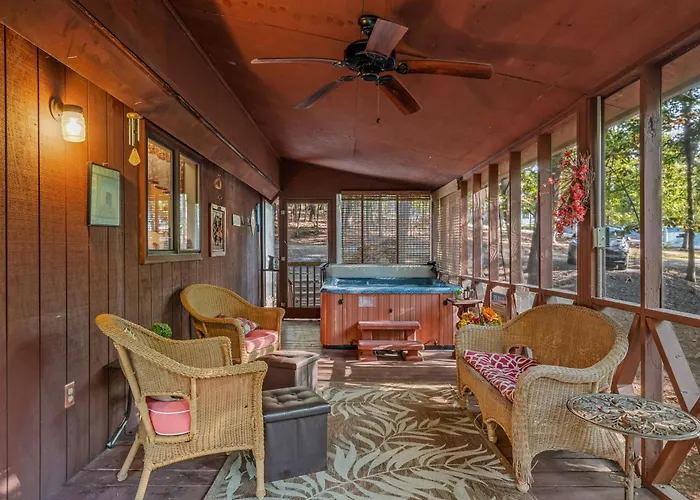 Fox Hollow - Cozy Den With A Hot Tub