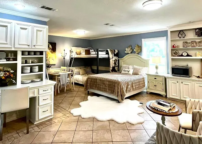 Beautiful Traditional Home*Modern Updates*Guest Suite B